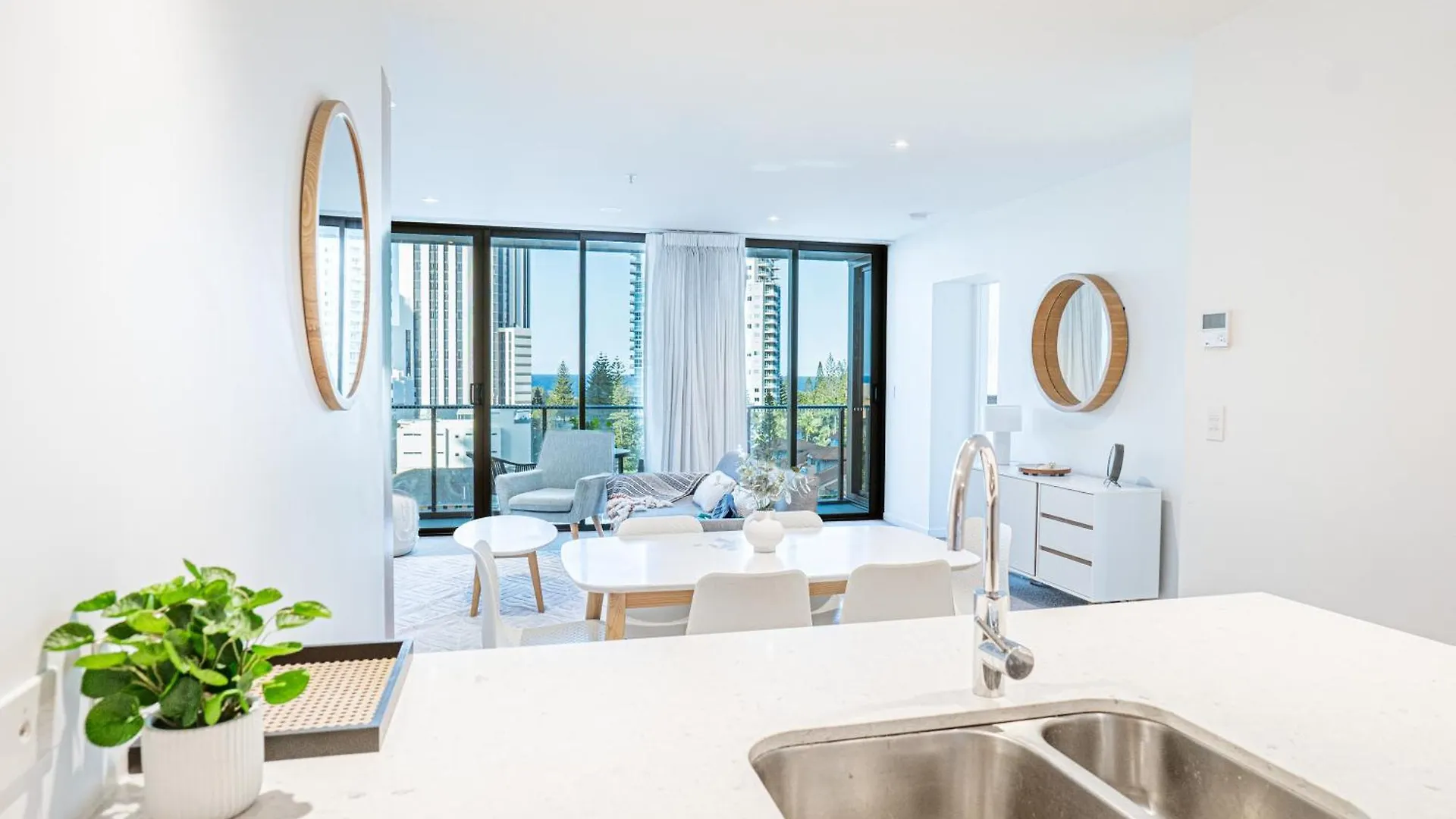 Special Deal! 2Br In Heart Of Gold Coast Apartment